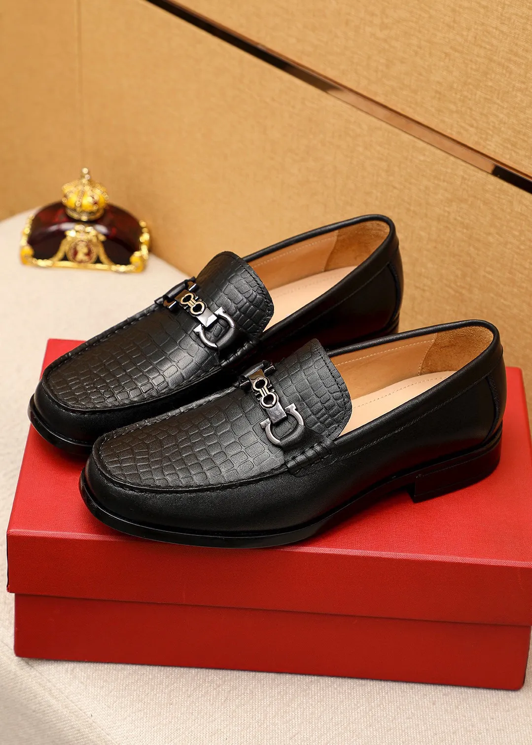 Men's shoes💰480💰 Product trademark: Ferragamo "Ferragamo" casual leather shoes Regular size: 38-44 (45🉑️customized) Product materials: Selected imported first-layer calfskin embossed upper + original hardware buckle, imported water-dyed cowhide leather lining. Strong three-dimensional visual effect, rubber outsole Color: 1⃣️color optional